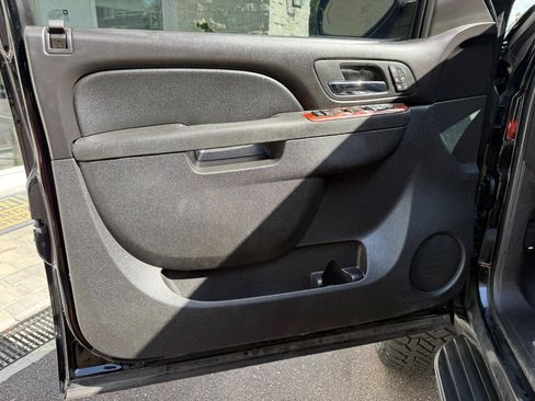 Used 2011 Chevrolet Avalanche LTZ AWD/4WD image 22