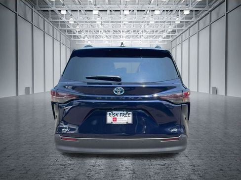 Certified 2025 Toyota Sienna XLE FWD image 9