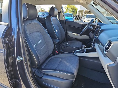 Used 2023 Hyundai Venue Limited image 10