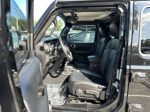 Used 2018 Jeep Wrangler Unlimited Sahara AWD/4WD image 2