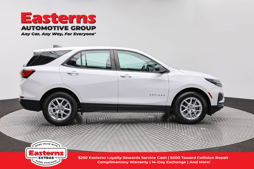 Used 2023 Chevrolet Equinox LS w/ Driver Confidence II Package FWD image 5