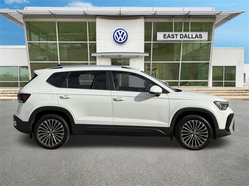 Used 2025 Volkswagen Taos SE image 2