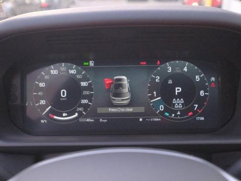 Used 2025 Land Rover Discovery Dynamic SE AWD/4WD image 27