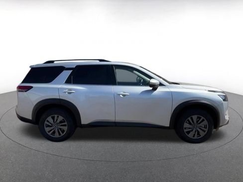 Used 2025 Nissan Pathfinder SV AWD/4WD image 16