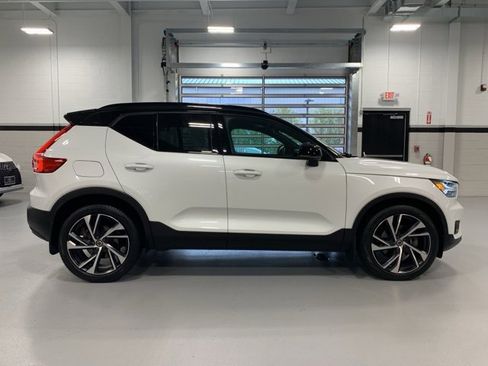 Used 2022 Volvo XC40 T5 R-Design w/ Climate Package image 9