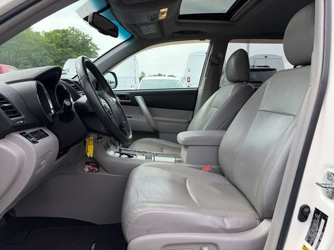 Used 2013 Toyota Highlander SE AWD/4WD image 16