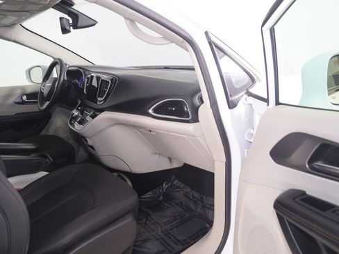 Used 2020 Chrysler Pacifica Touring FWD image 42