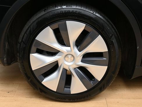 Used 2023 Tesla Model Y Long Range AWD/4WD image 12