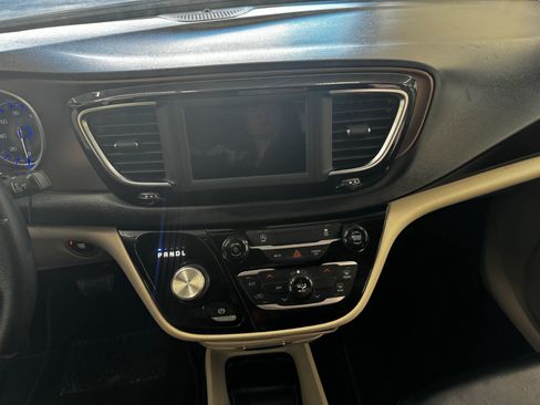 Used 2020 Chrysler Voyager Lxi image 14