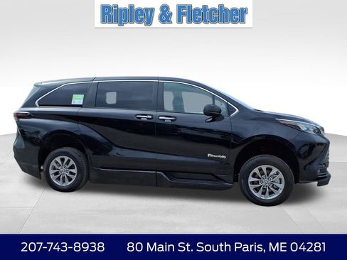 Used 2025 Toyota Sienna XLE FWD image 5