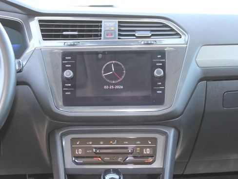Used 2022 Volkswagen Tiguan SE image 17
