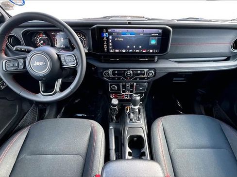 Used 2025 Jeep Wrangler Unlimited Rubicon image 15