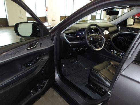 Used 2023 Jeep Grand Cherokee L Limited w/ Luxury Tech Group II AWD/4WD image 8