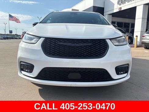 Used 2025 Chrysler Pacifica Limited FWD image 2