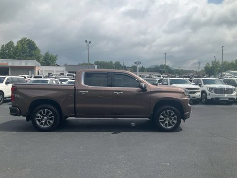 Used 2019 Chevrolet Silverado 1500 High Country w/ Technology Package AWD/4WD image 4