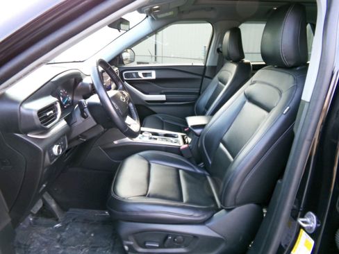 Used 2022 Ford Explorer XLT w/ Equipment Group 202A AWD/4WD image 13