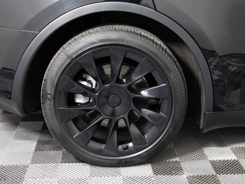 Used 2024 Tesla Model Y Long Range AWD/4WD image 38
