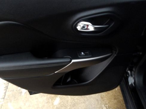 Used 2020 Jeep Cherokee Limited image 16