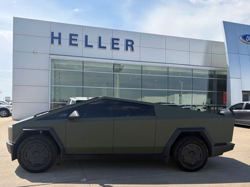 Used 2024 Tesla Cybertruck AWD Crew Cab image 3