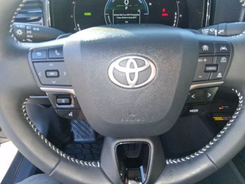 Used 2025 Toyota Camry SE w/ Convenience Package image 15