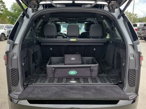 Used 2023 Land Rover Discovery Metropolitan Edition AWD/4WD image 11