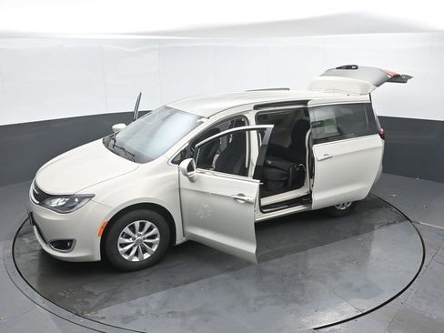 Used 2019 Chrysler Pacifica Touring Plus w/ Cold Weather Group image 53