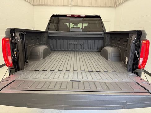 Used 2024 GMC Sierra 1500 AT4 w/ Technology Package AWD/4WD image 8