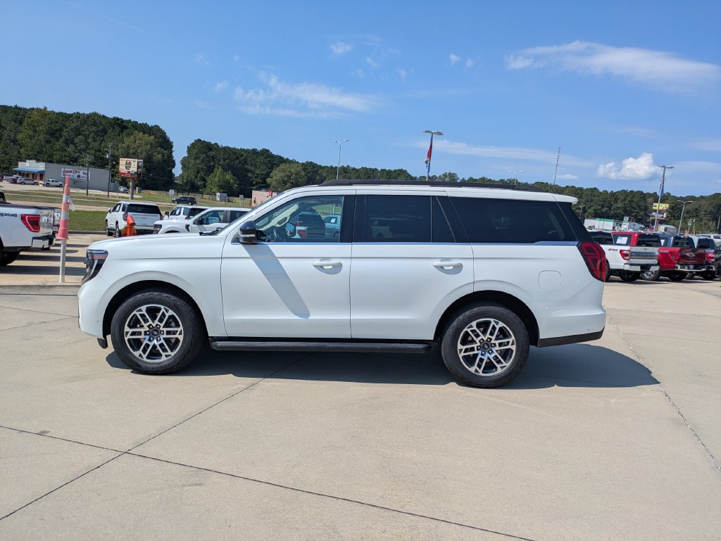 Used 2025 Ford Expedition Active AWD/4WD image 2