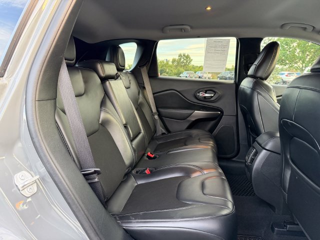 Used 2020 Jeep Cherokee Latitude Plus w/ Cold Weather Group AWD/4WD image 17