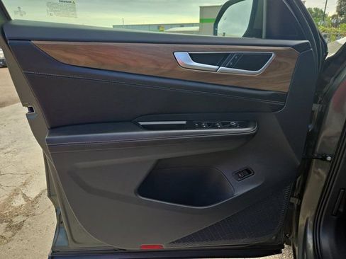 Used 2025 Volkswagen Atlas SE FWD image 13