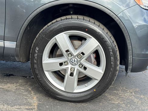 Used 2013 Volkswagen Touareg Lux image 6
