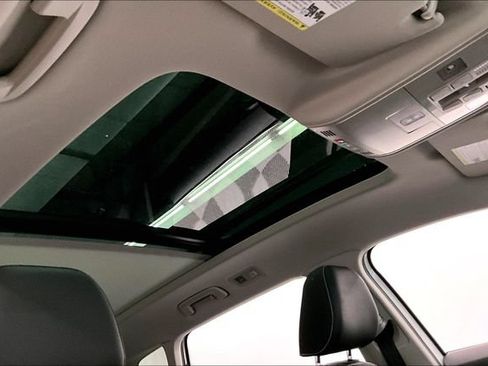 Used 2023 Volkswagen Taos SE w/ Panoramic Sunroof Package FWD image 20