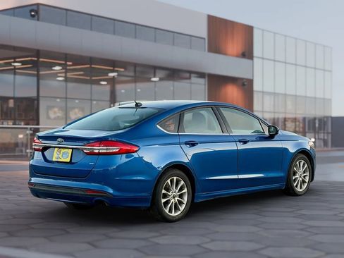Used 2017 Ford Fusion SE w/ Fusion SE Technology Package FWD image 11