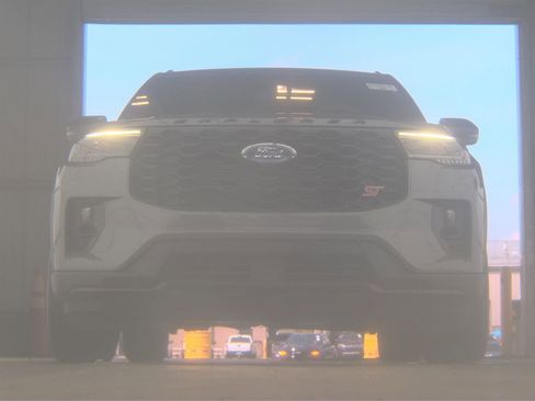 Used 2025 Ford Explorer ST AWD/4WD image 2