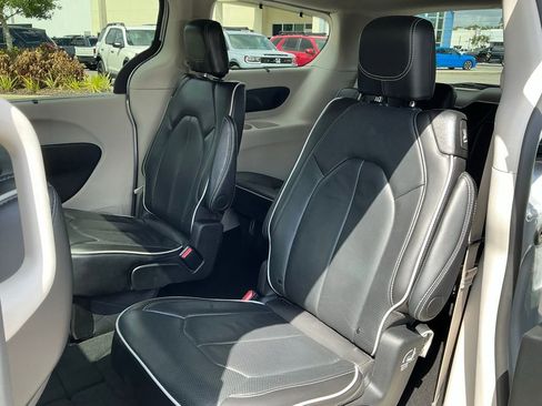 Used 2024 Chrysler Pacifica Limited image 24