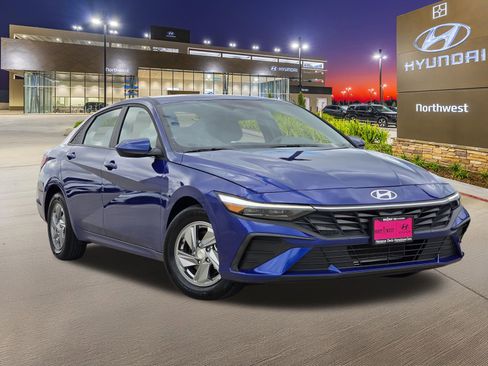 Certified 2025 Hyundai Elantra SE FWD image 3