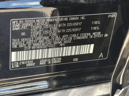 Used 2025 Toyota RAV4 LE AWD/4WD image 32
