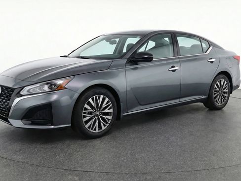 Used 2025 Nissan Altima 2.5 SV image 3