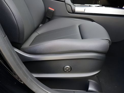Used 2025 Mercedes-Benz GLB 250 4MATIC image 12