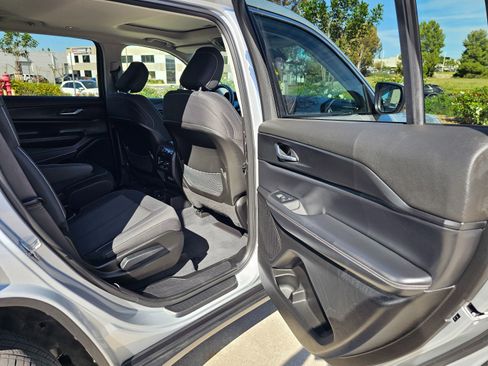 Used 2023 Jeep Grand Cherokee L Laredo image 28