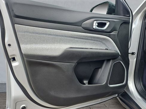 Certified 2025 Jeep Compass Latitude image 17