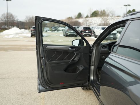 Used 2022 Volkswagen Tiguan SE R-Line image 28