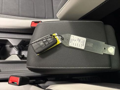 New 2025 Volkswagen Taos SE image 13