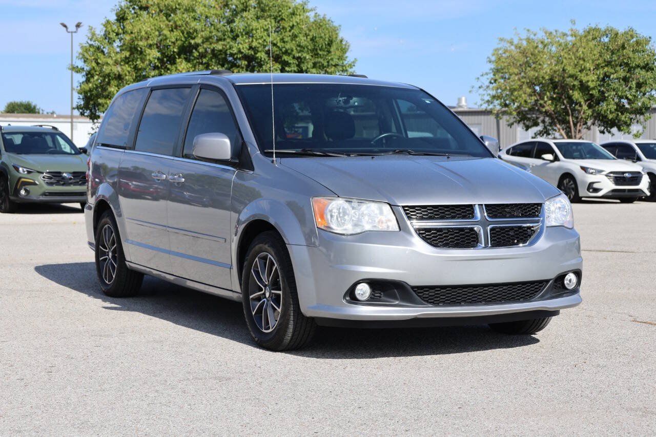 Used 2017 Dodge Grand Caravan SXT FWD image 4