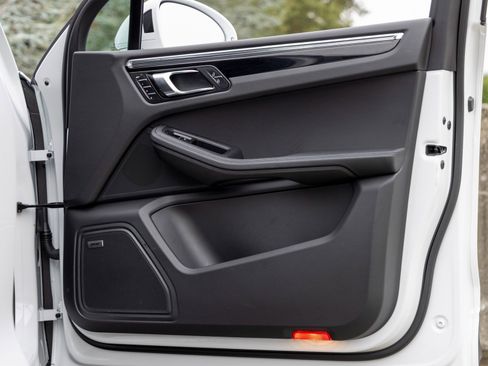 Certified 2025 Porsche Macan image 48