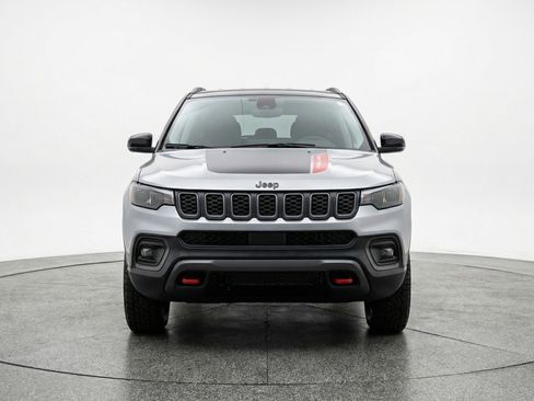 Used 2025 Jeep Compass Trailhawk image 2