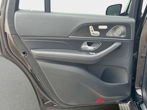 Used 2025 Mercedes-Benz GLS 580 4MATIC image 13