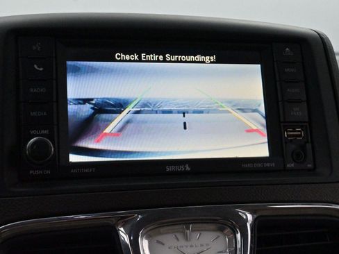 Used 2016 Chrysler Town & Country Touring FWD image 22