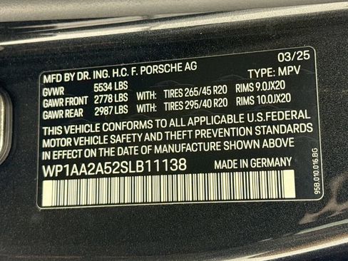 Certified 2025 Porsche Macan AWD/4WD image 34