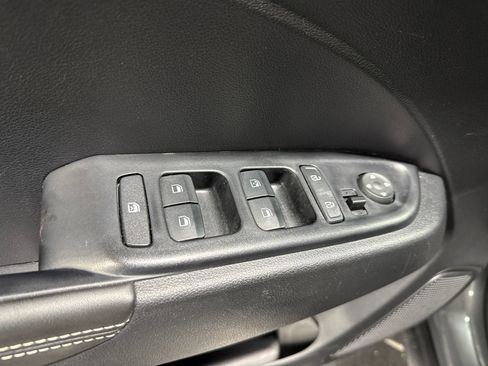 Used 2022 Hyundai Venue Limited FWD image 22